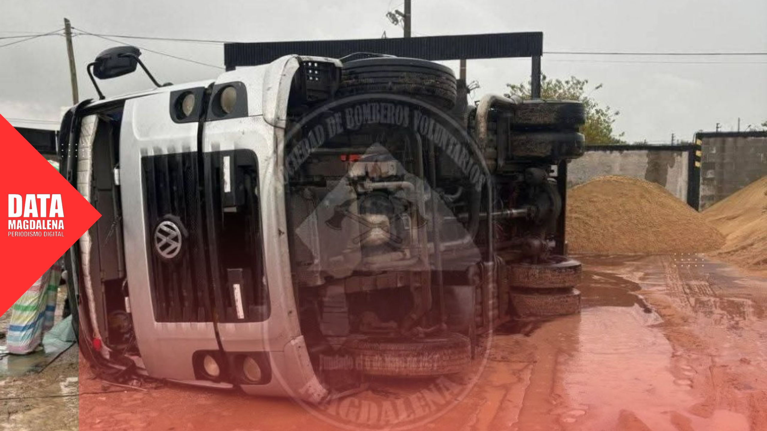  Vuelco de cami&oacute;n batea en Magdalena