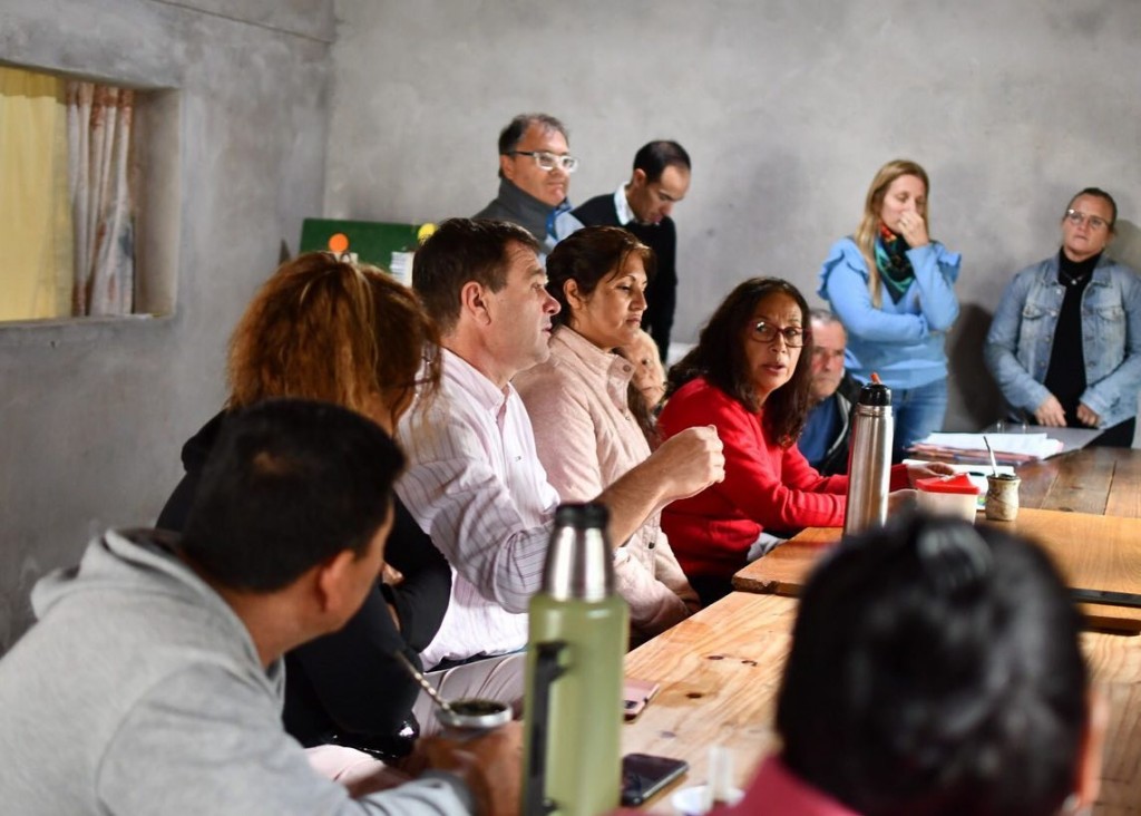 Reuni&oacute;n entre el intendente y vecinos sobre futuras obras para Barrio La Familia