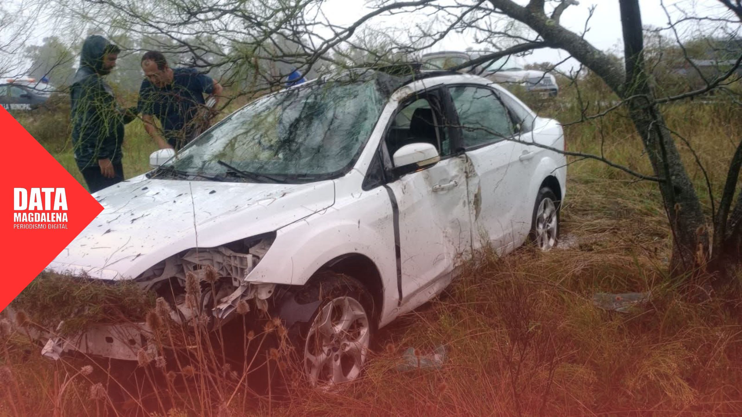 Vuelco en Ruta 20 bajo intensa lluvia: conductor fuera de peligro